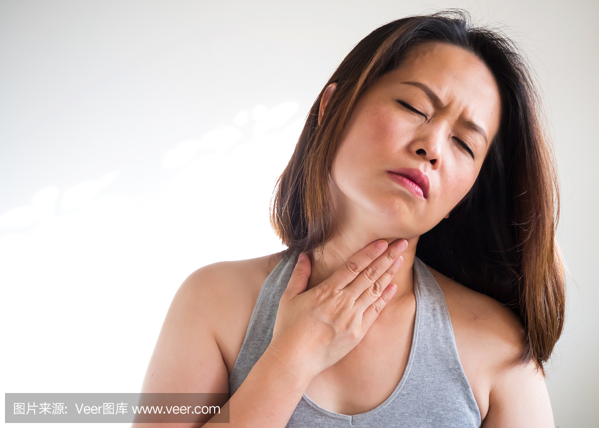 中间成人亚洲女人喉咙痛和使用手抚摸在脖子上