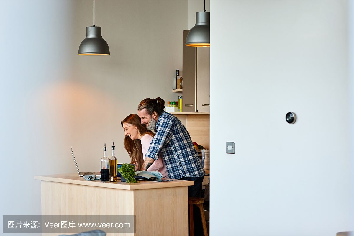 居家男人,家庭妇男,老公,没有工作的男人