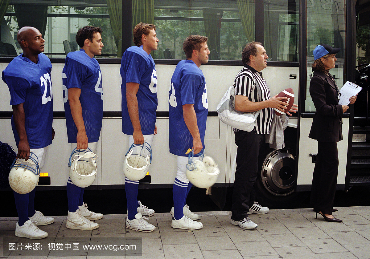 美式足球运动员,裁判员和教练在乘坐公交车,轮