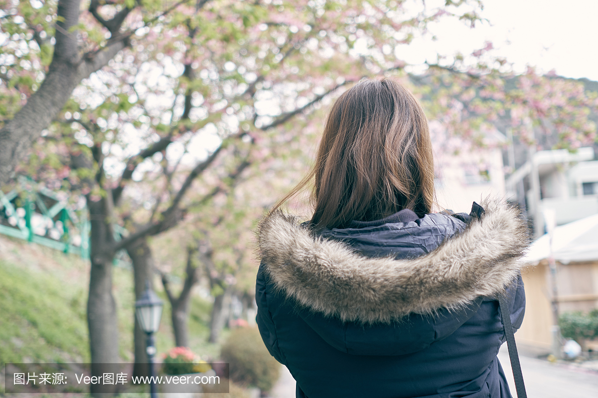 亚洲女性,年龄25-30岁的白色皮肤手持智能手机