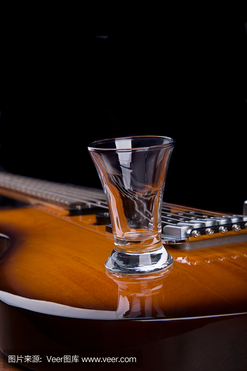 玻璃龙舌兰酒在电吉他上