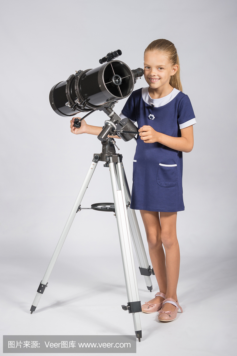 年轻的天文学家设立了望远镜