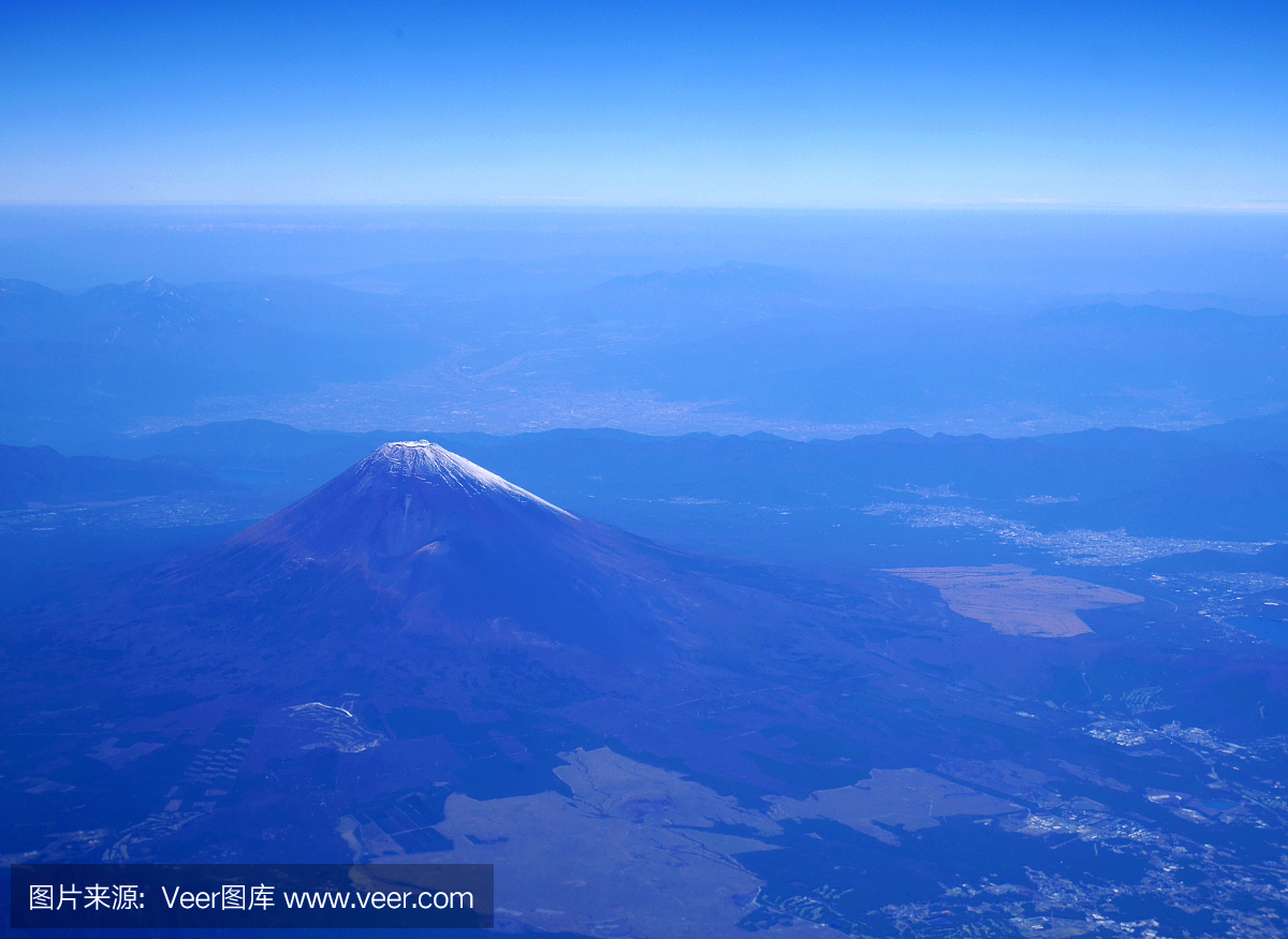 从飞机上看富士山的景色