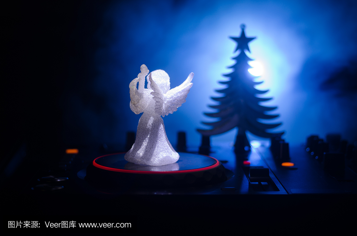 戴着耳机的黑暗夜总会背景与Dj圣诞树新年除夕