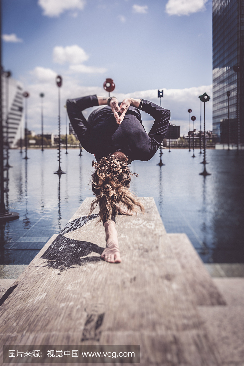 在城市设置,巴黎湖附近做瑜伽的女人
