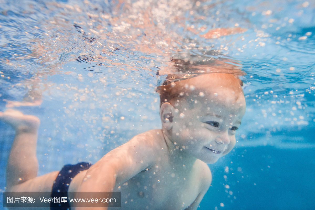 小宝宝,男孩在戏水池里游泳。潜水宝贝。学习