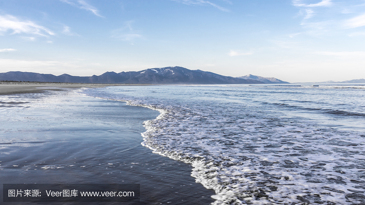 海,位于千岛群岛和亚洲大陆之间,经宗谷海峡和鞑靼海峡与日本海相通