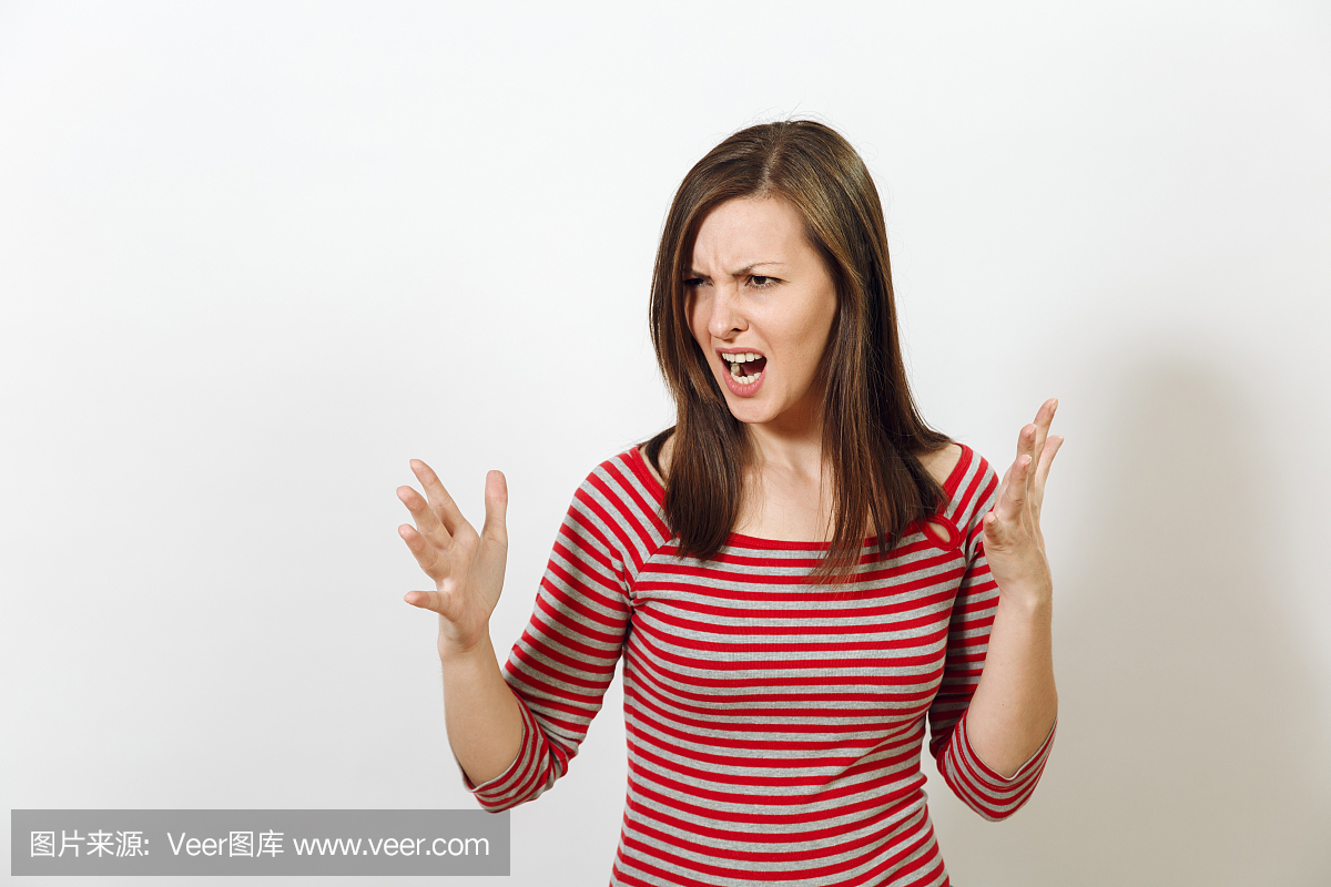 漂亮的欧洲年轻愤怒的棕发女人与健康清洁的皮