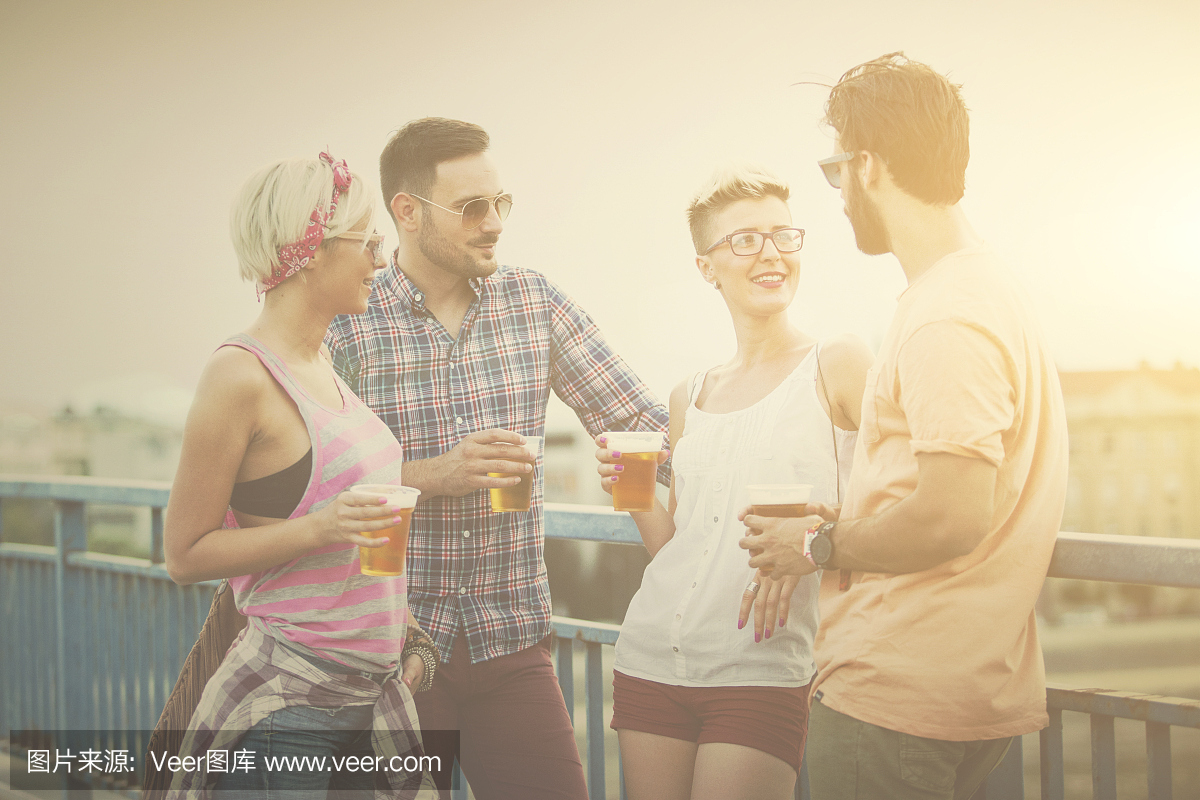 四人站在桥上,在演唱会前喝啤酒