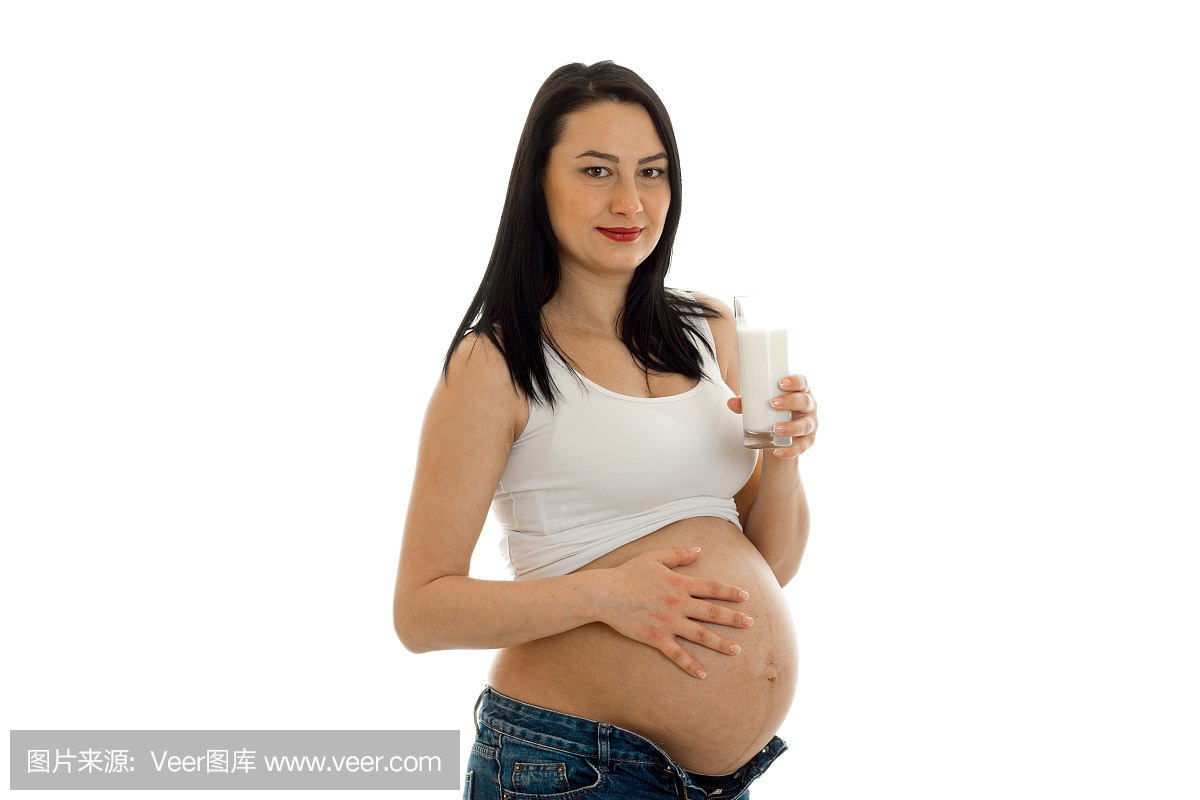 有深色头发的年轻怀孕的女孩触摸她的大肚子饮