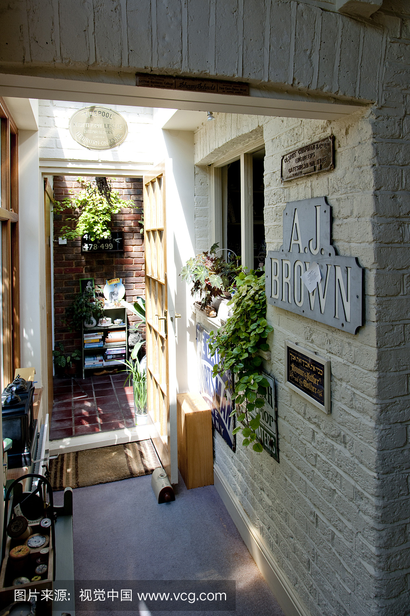 大厅与英国家庭画砖和标志。