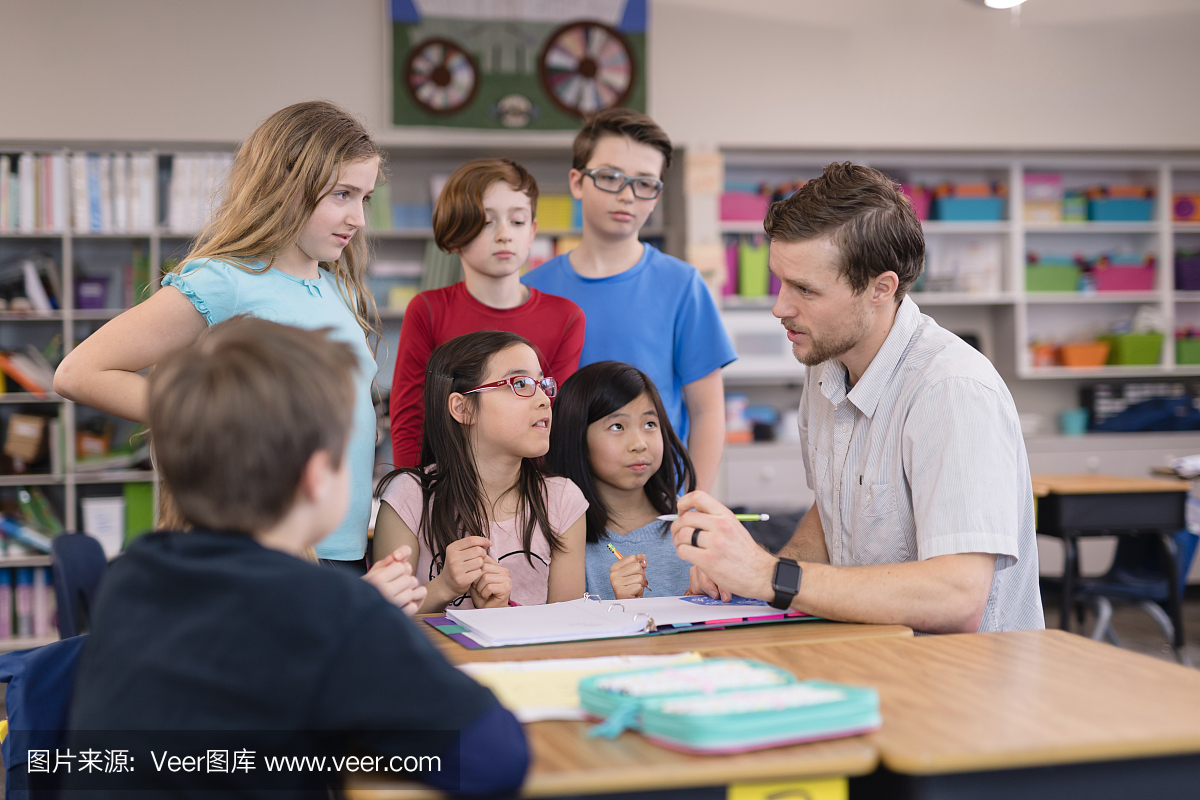 四年级的学生在教室里