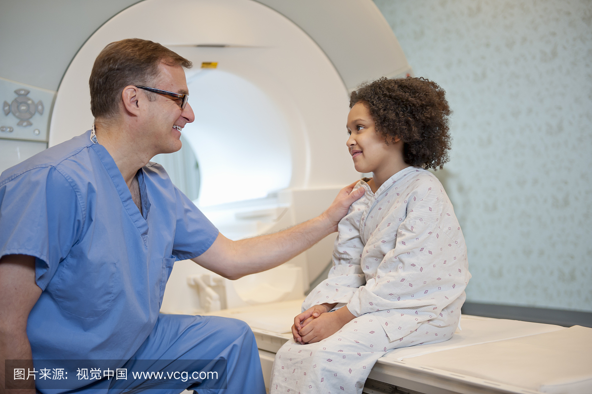 技术员在CT扫描仪的年轻病人