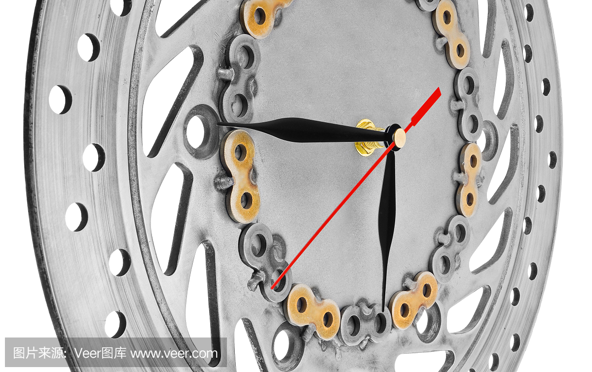 手工制作的时钟由摩托车零件制成。制动盘制成