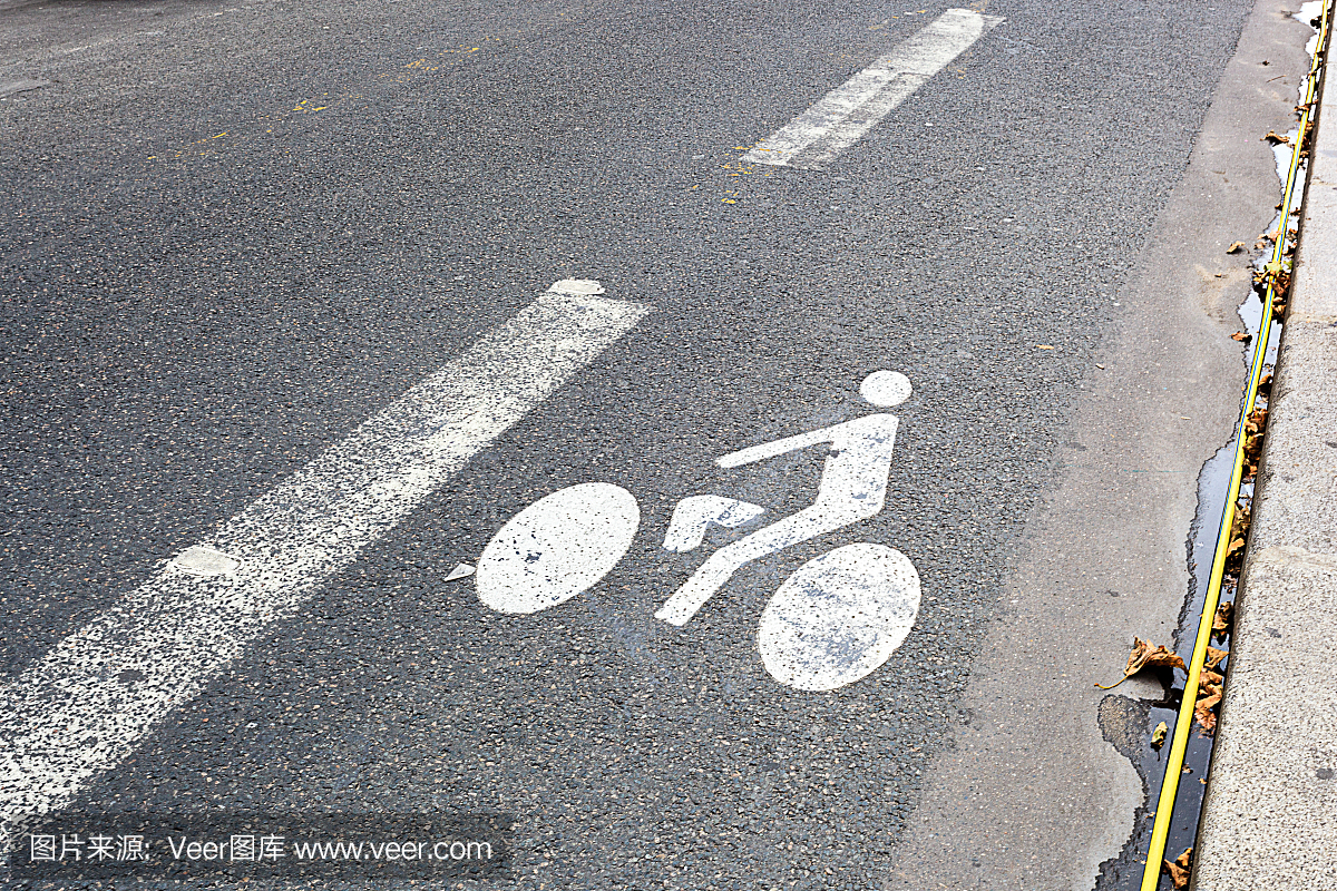 在沥青上涂漆的标志,用于自行车专用车道