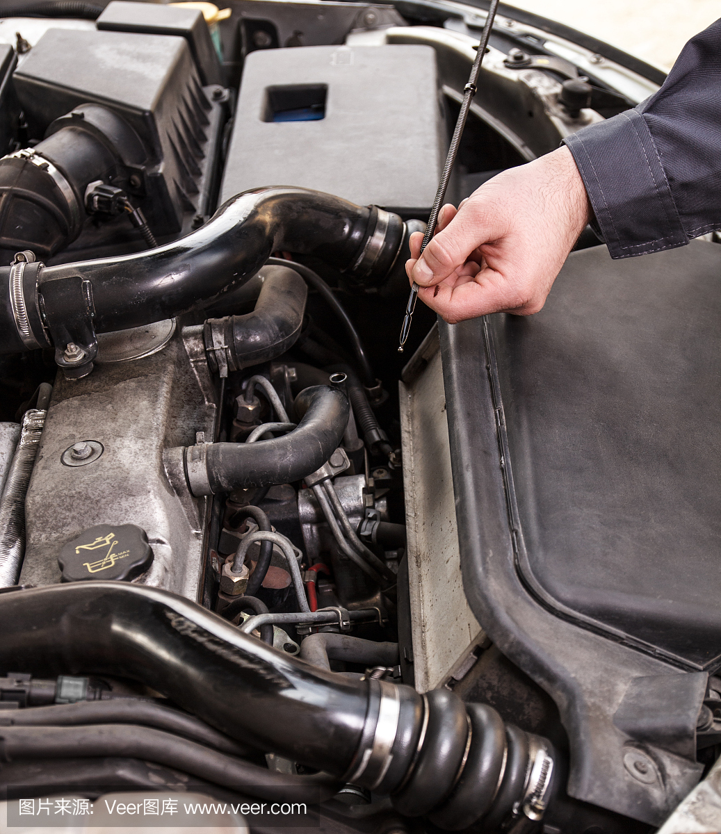 汽车修理工上班