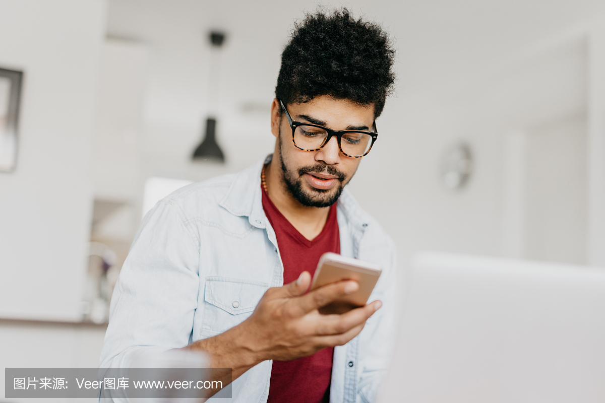 Hispter的人正在家里使用智能手机