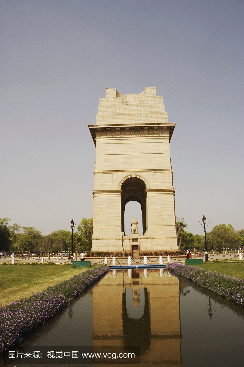 反映一个纪念碑在水中,印度门,新德里,印度