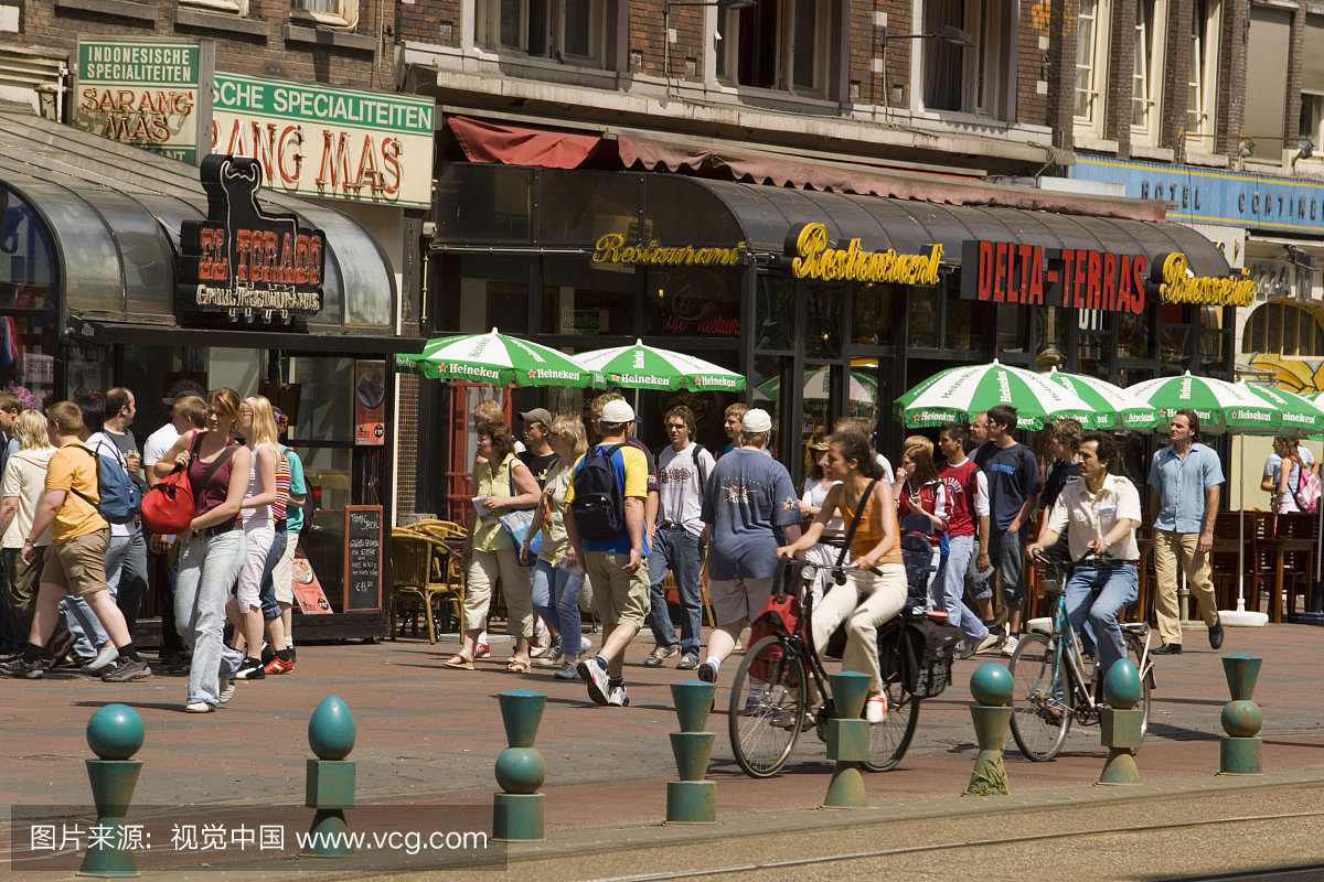 纪念品商店,Damrak,走在购物街上的人们和许多