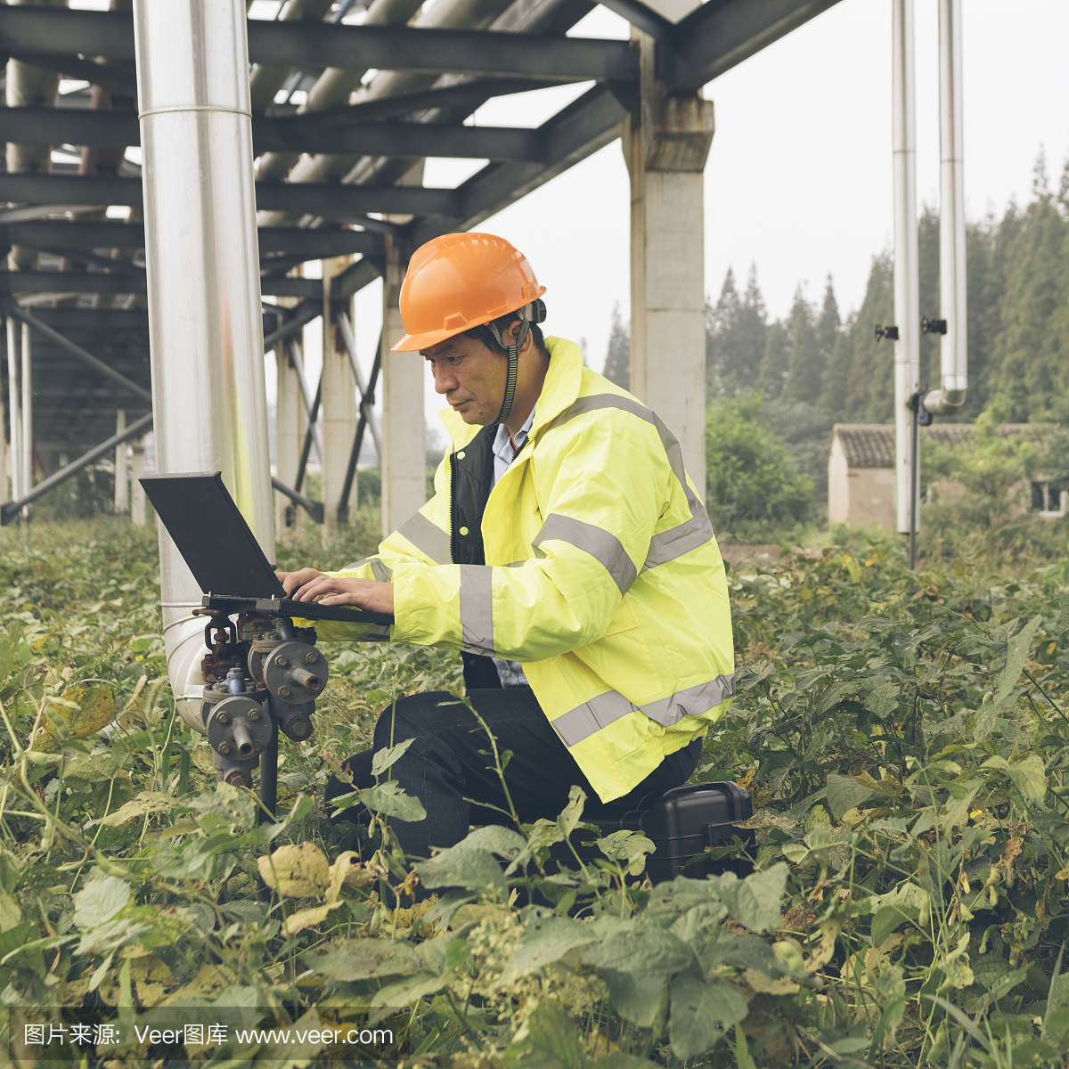 天然气工厂工程师在笔记本电脑上工