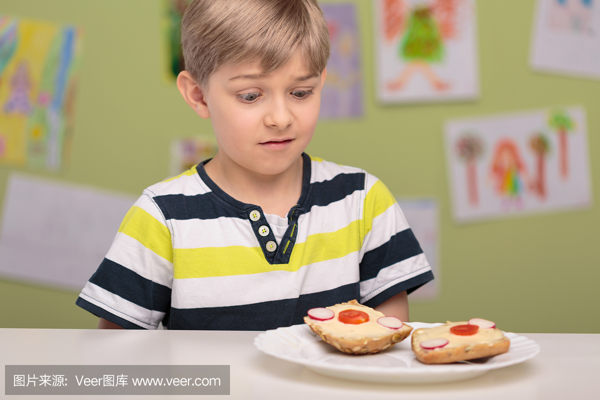 男孩不喜欢他的三明治