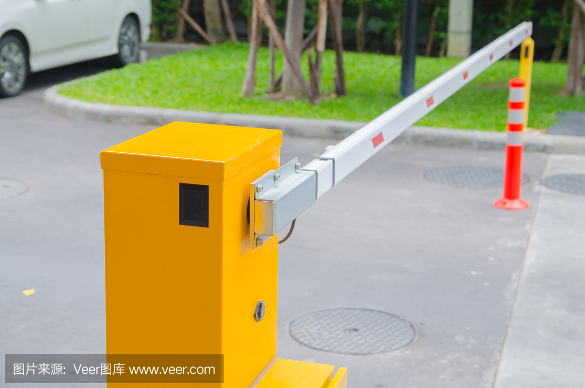 通道安全系统 - 带收费站,交通锥和闭路电视的