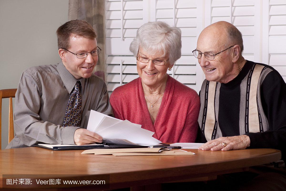 财务顾问向老年人提供文件