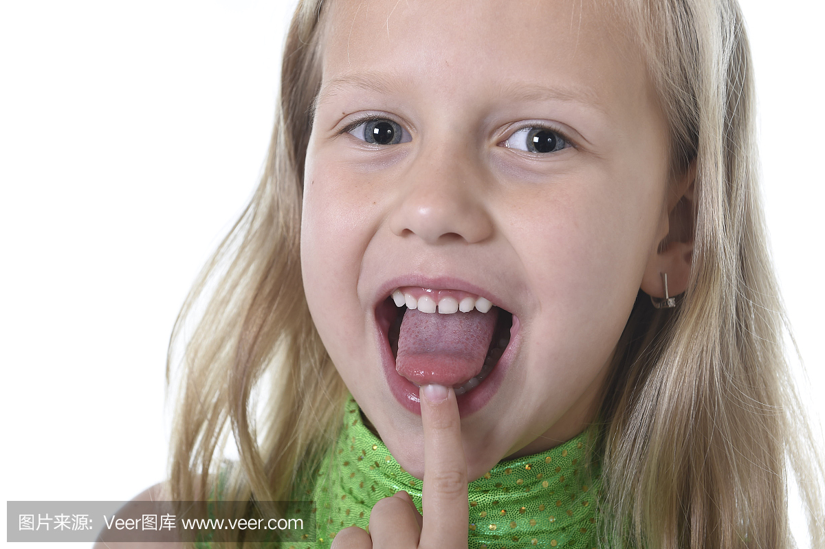 小女生指着她的舌头身体部位学习英文单词
