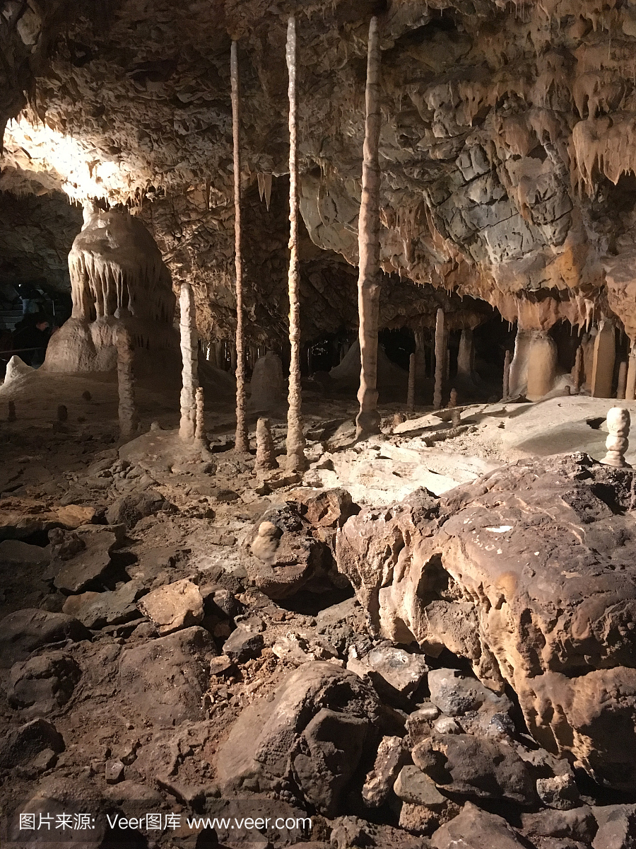 地下探索与不寻常的形成一个洞穴。在捷克共和
