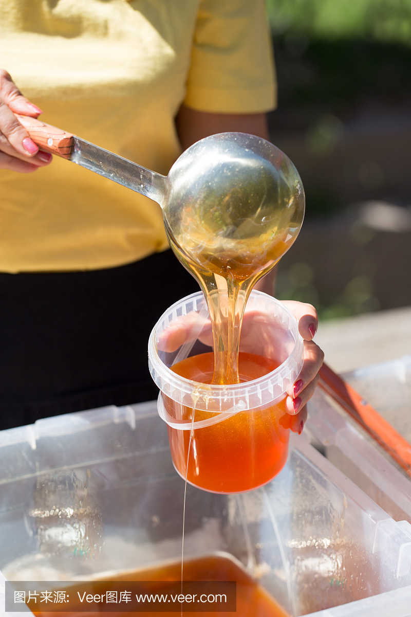 养蜂人在市场上销售蜂蜜