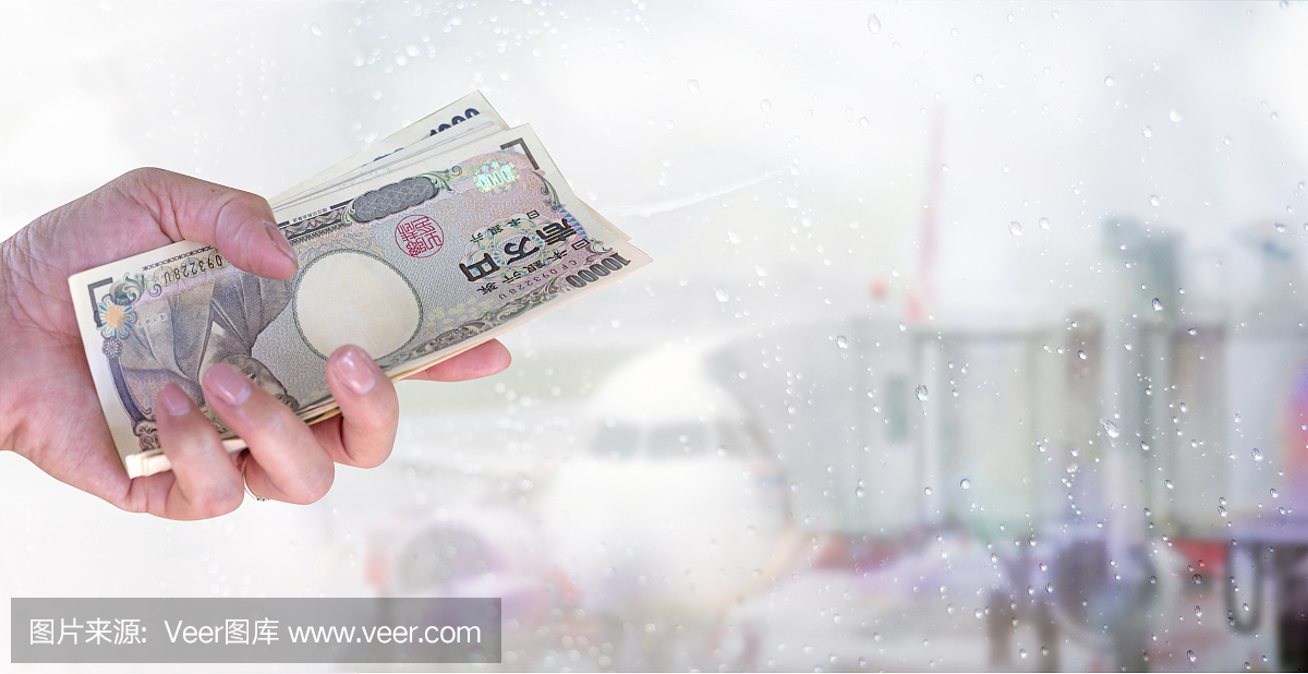 与日本货币日元银行纸币上模糊的水放下镜子与