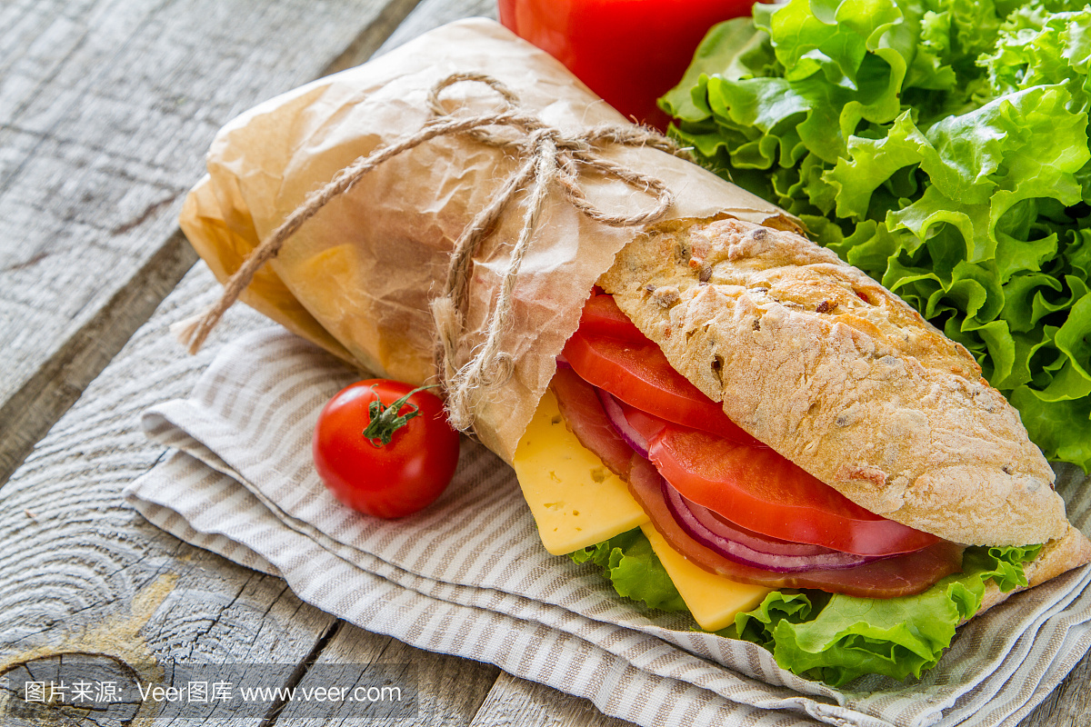 夏季三明治配火腿,奶酪,沙拉和西红柿,洋葱,果汁