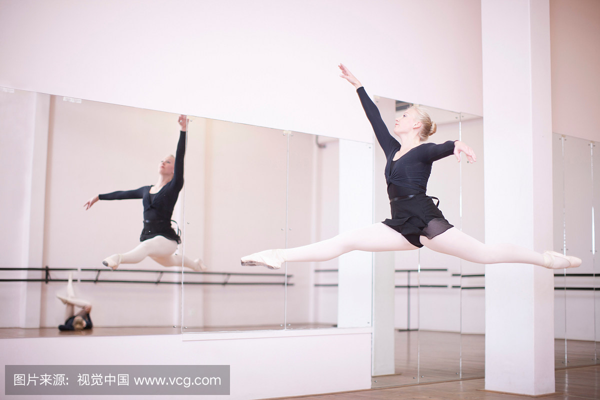 芭蕾舞演员练空中跳