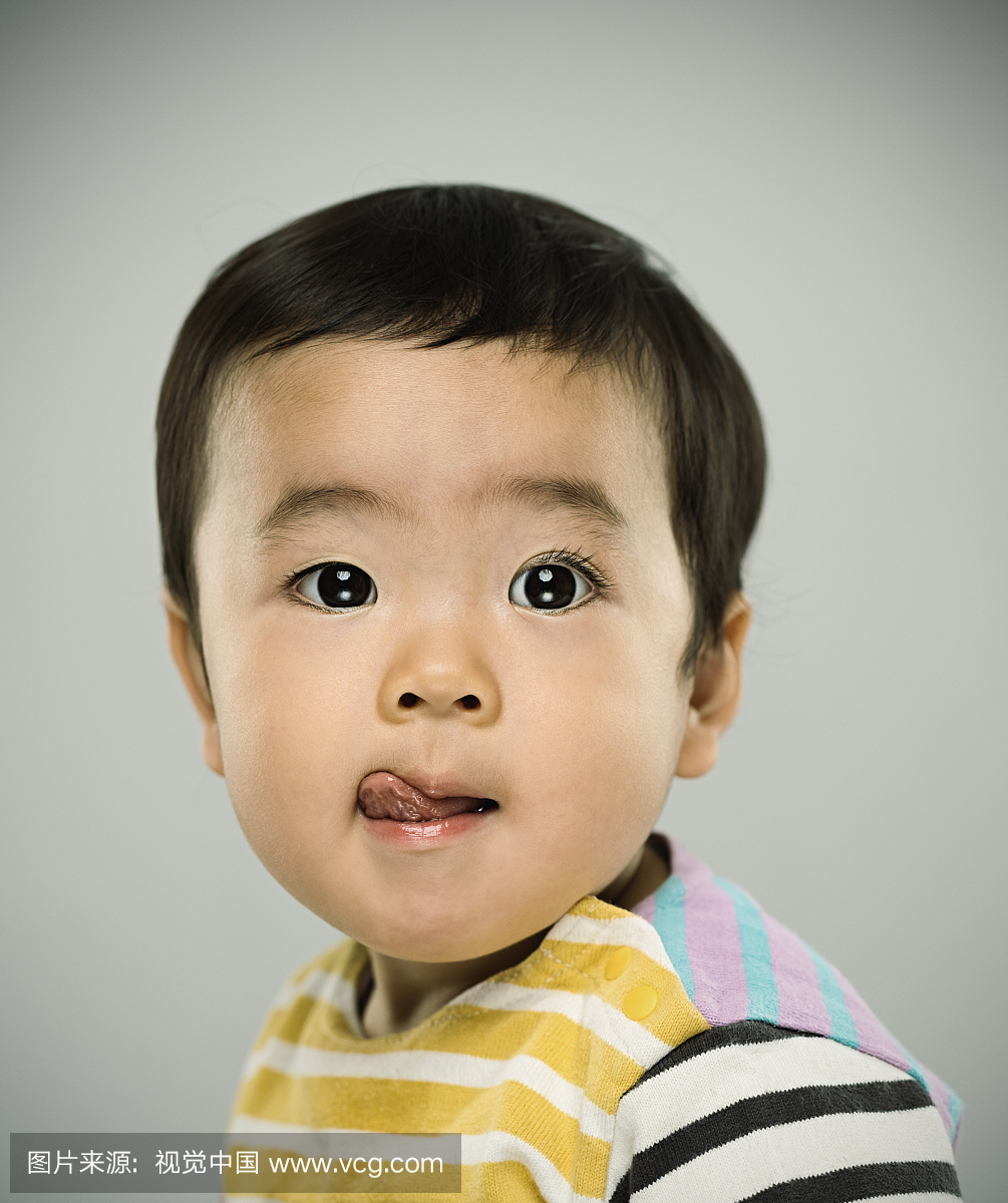 看着相机的日本宝宝的肖像