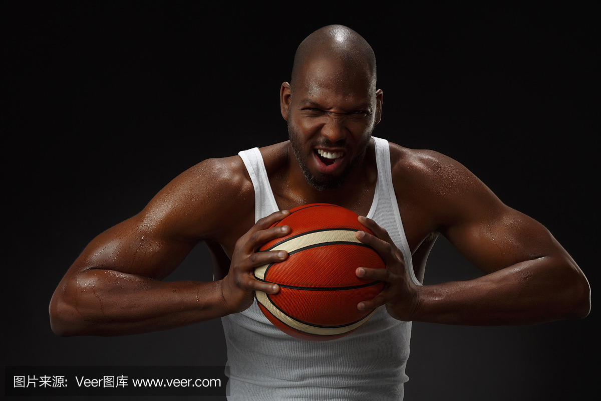 非洲男子篮球运动员抱着球的肖像