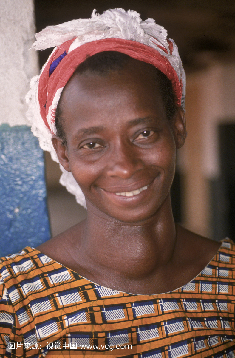 尼日利亚妇女与甲状腺肿(支气管孔,德比郡颈)。