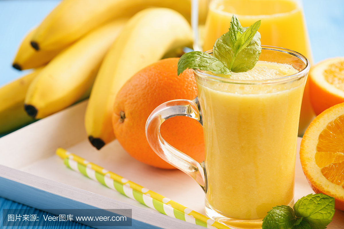 健康冰沙橙汁,猕猴桃和香蕉。