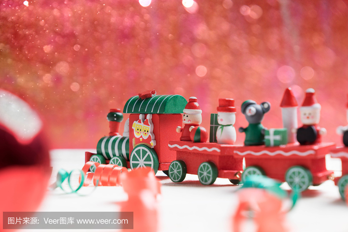 在红色bokeh背景的玩具火车圣诞节的
