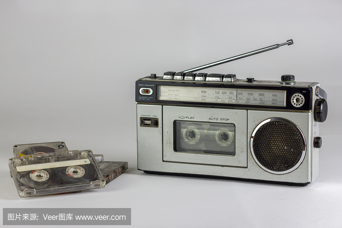 旧收音机和卡带录音机与孤立在白色背景上的磁