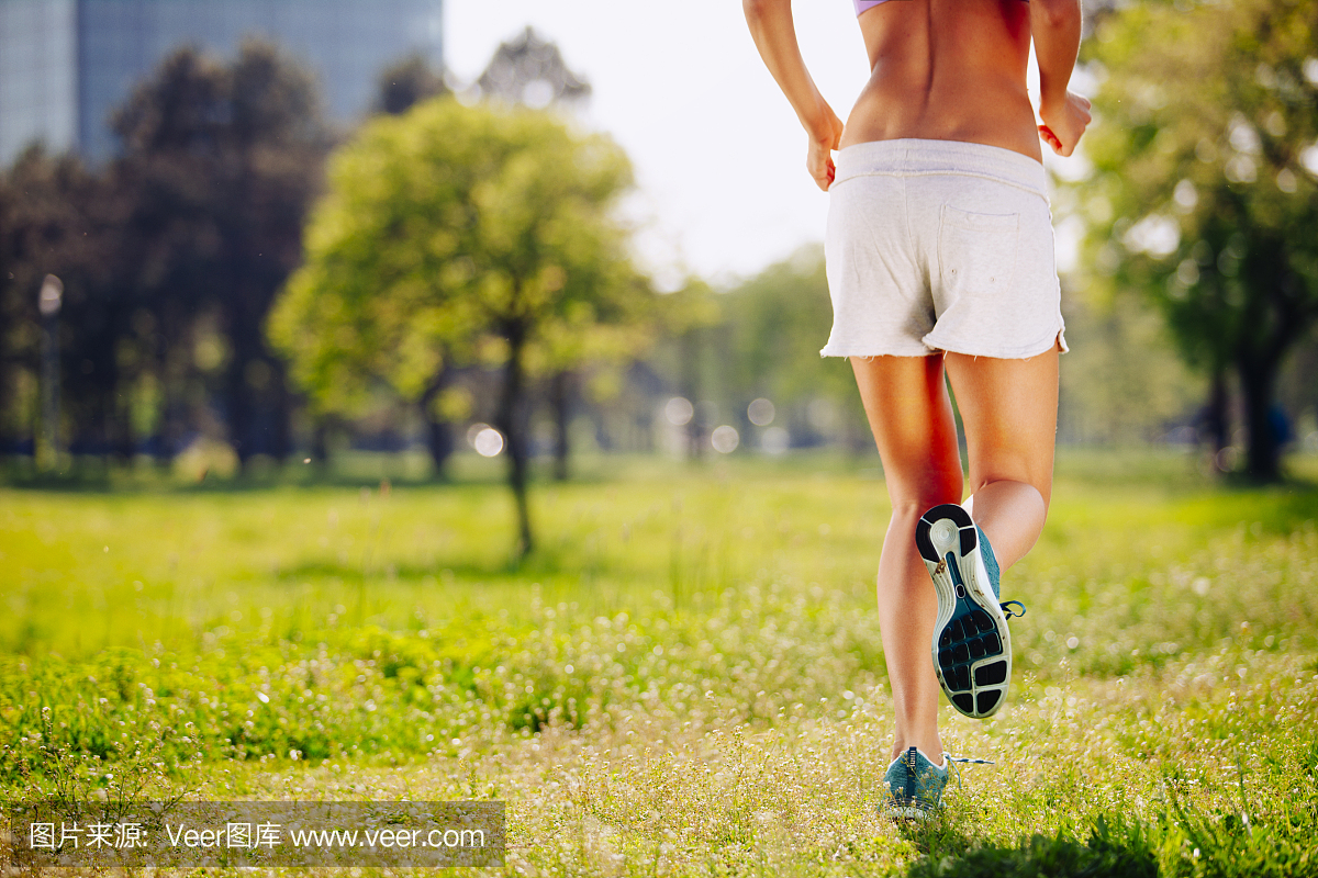 年轻女子跑步自然