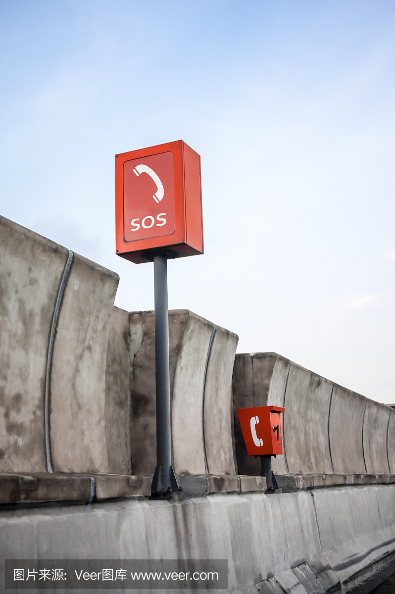 高速公路上的SOS标志和电话箱
