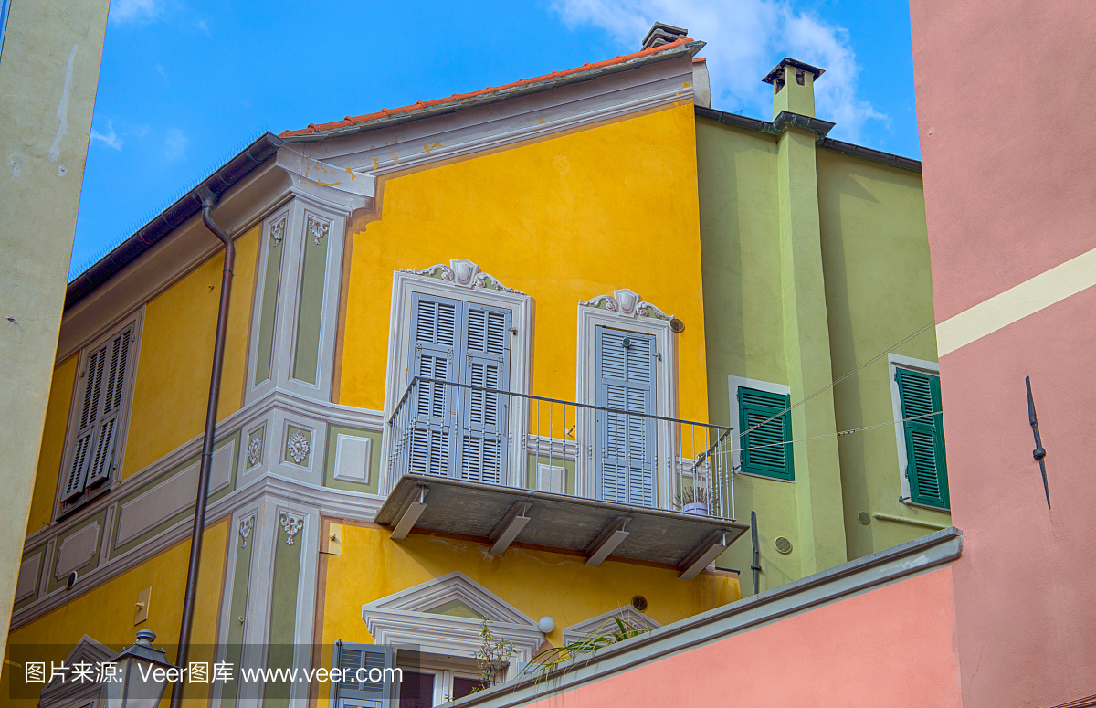 彩色的房子与画的窗口\/意大利\/葡萄酒\/家\/城市