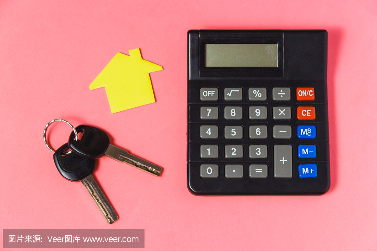 抵押贷款概念与钥匙,纸房子和计算器在粉红色