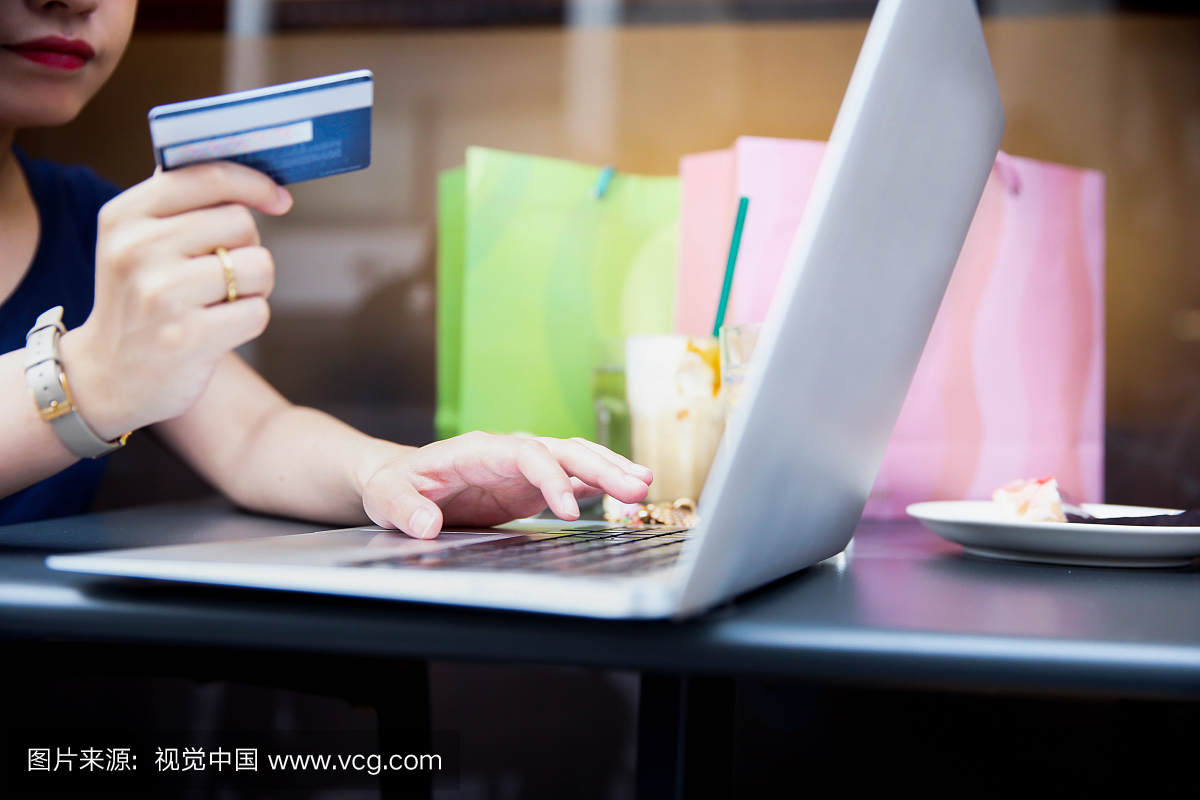 日本女人用她的信用卡做网上购物