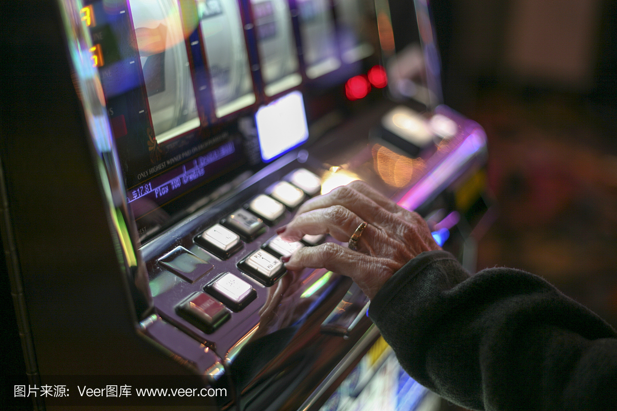 在一家赌场老虎机玩一个女人的特写镜头。