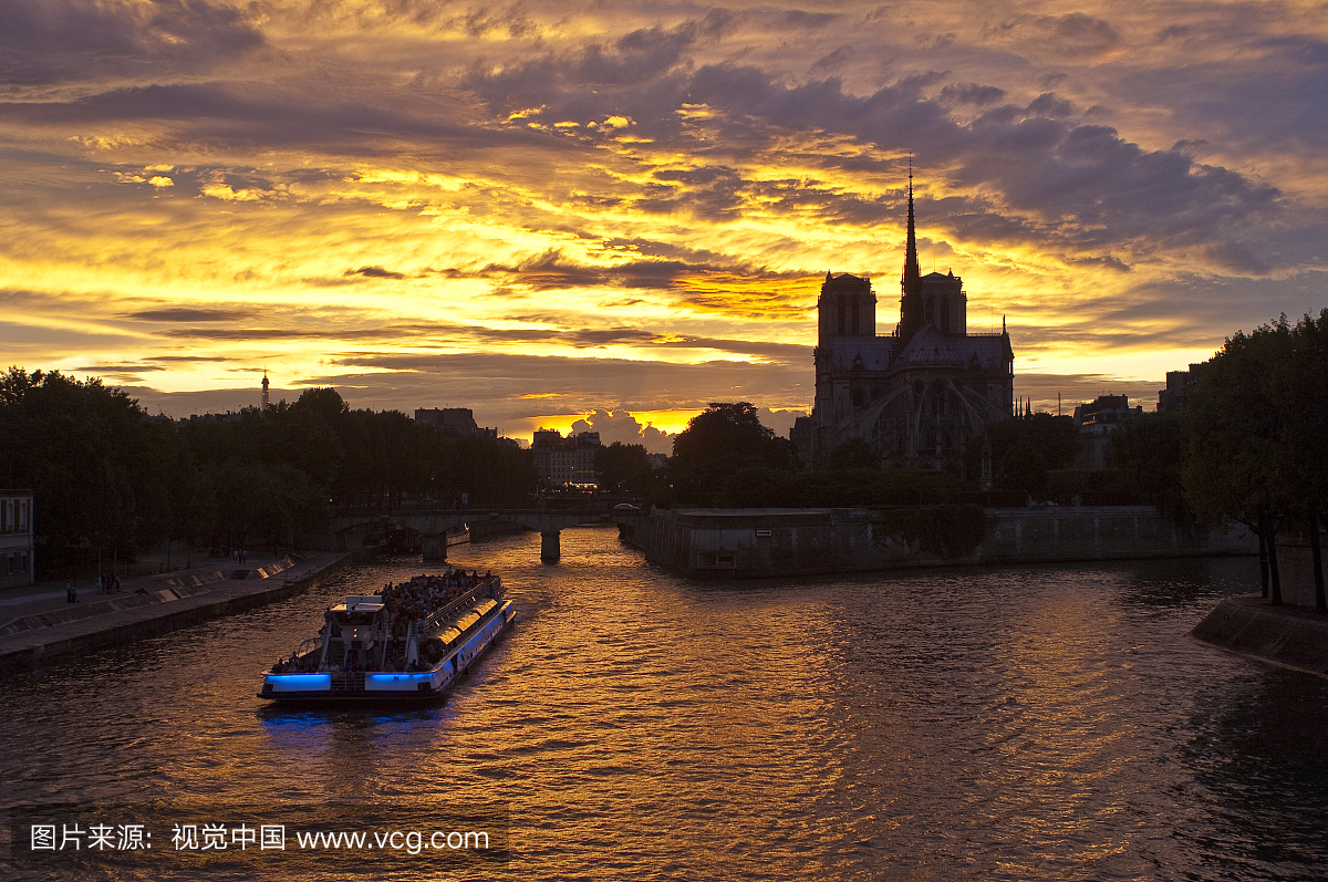 塞纳河畔的河岸游船在日内瓦巴黎圣母院大教堂