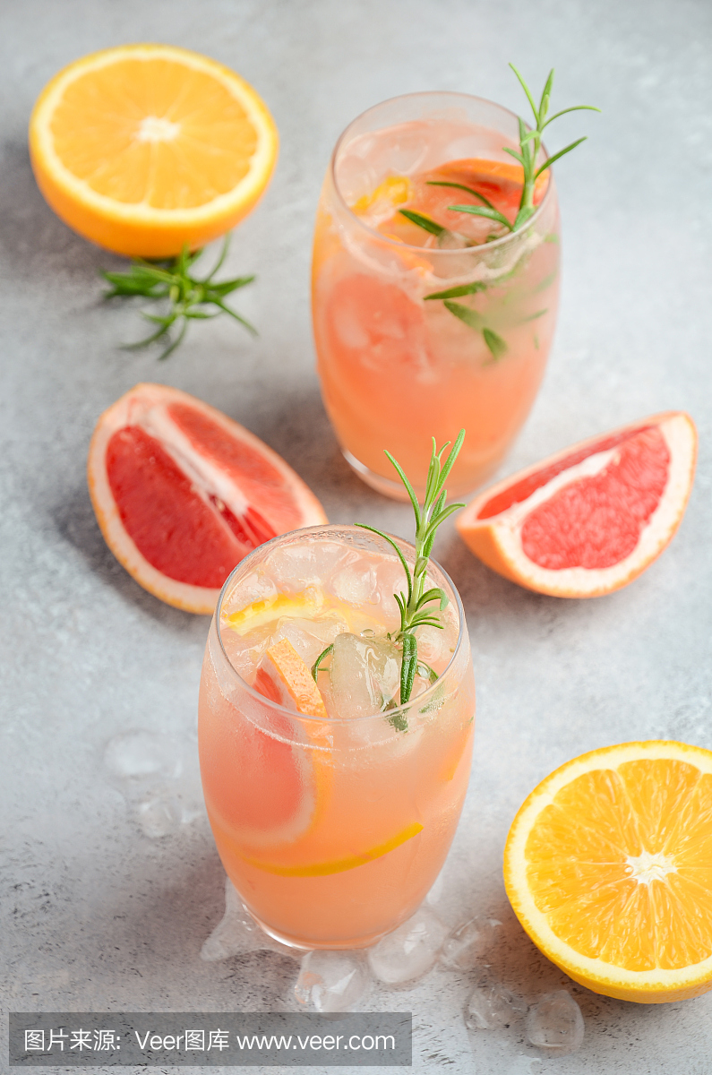 清爽的柑橘鸡尾酒与葡萄柚,橙子和迷迭香