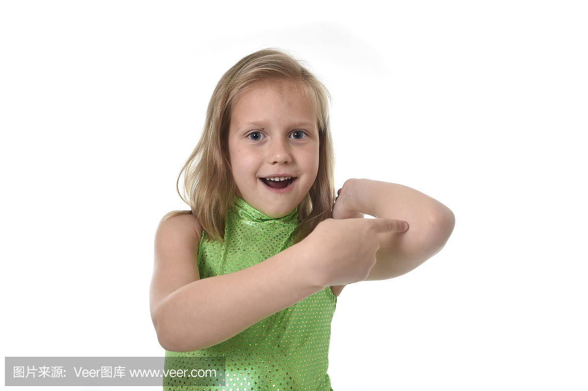 年轻的女生指着肘部身体部位学习英文单词