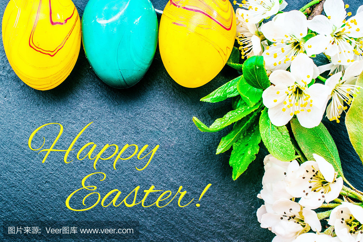 复活节快乐。复活节彩蛋和樱花或佐仓花在石背