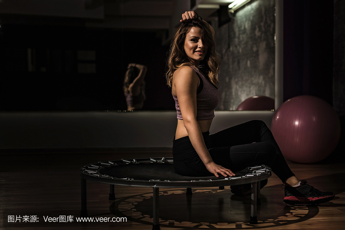 在健身房锻炼蹦床